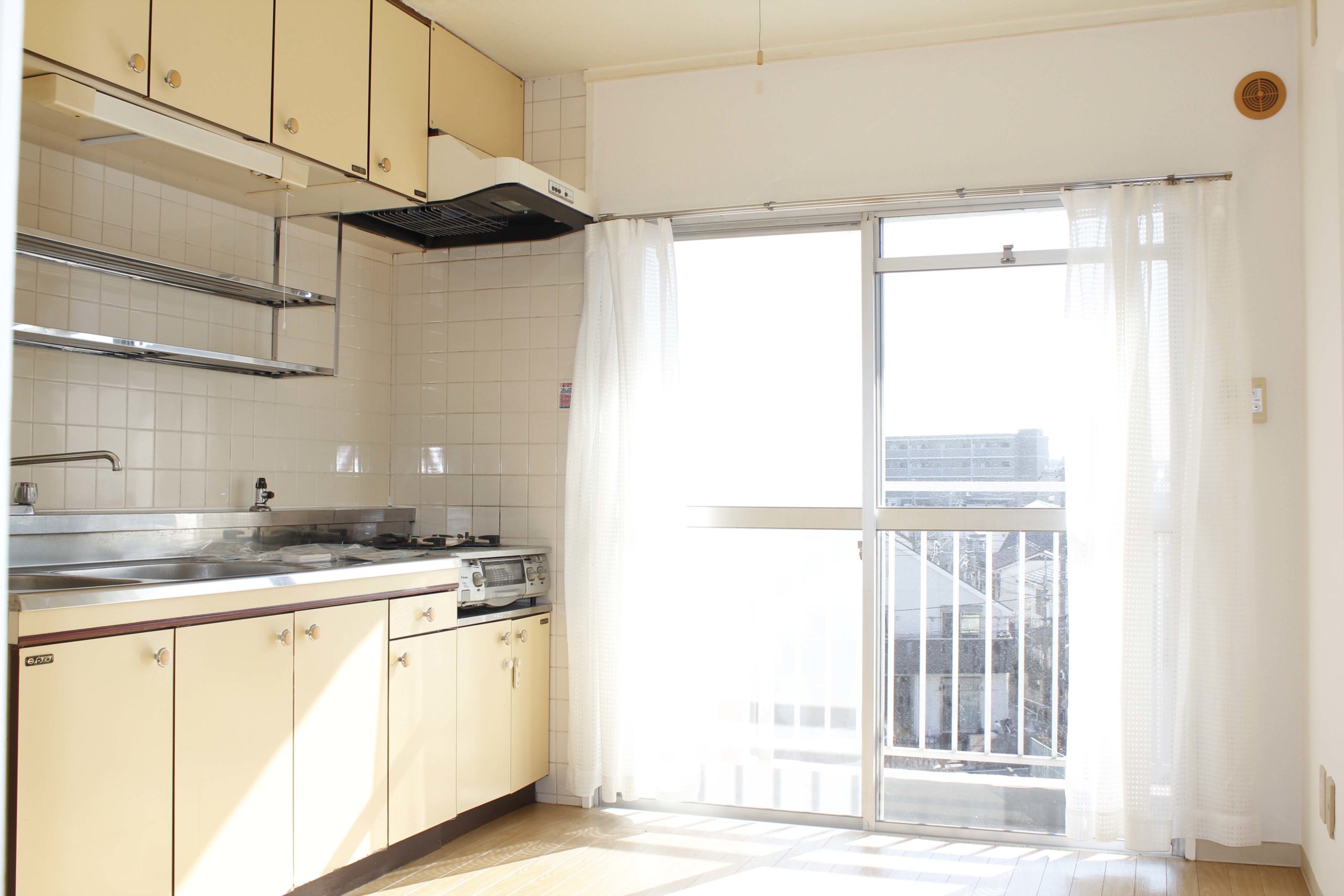 yokohama-apartment-kitchen-balcony-sun-light-luxury