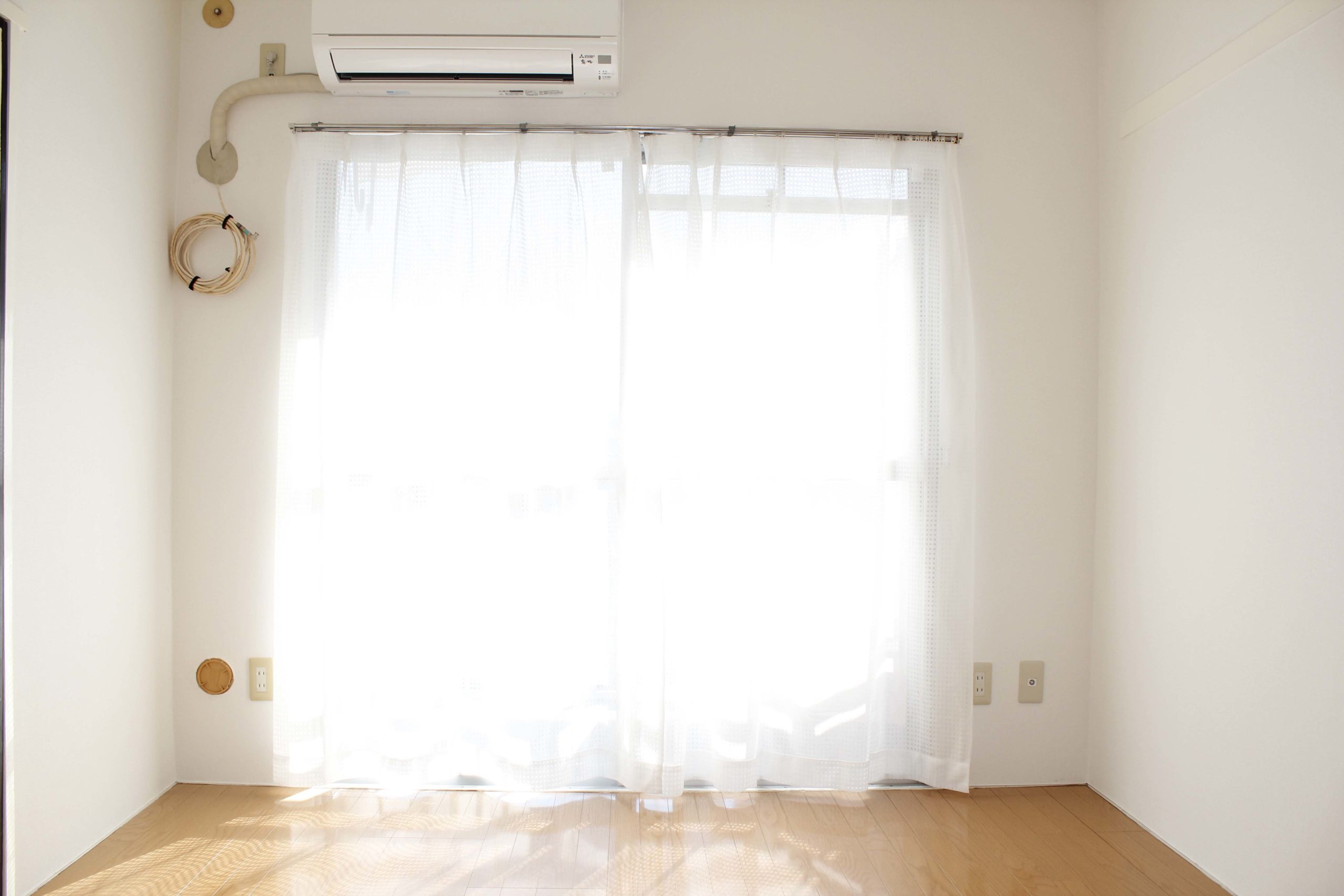 yokohama-apartments-living-room-balcony-sun